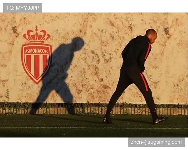 场边镜头：摩纳哥主帅抗议判罚，第四官员举起“请保持冷静”告示牌